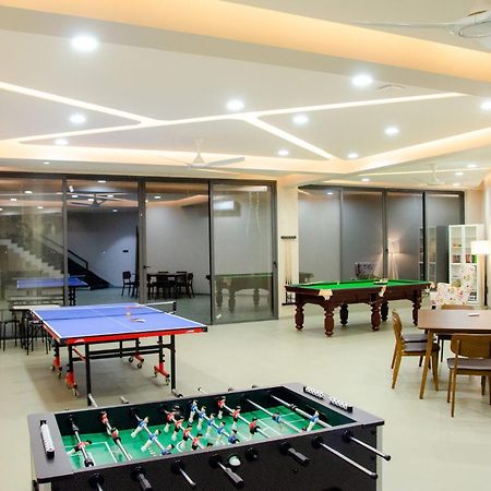 Pearl Lakeview Mansion By Stayvista - Lakeside Villa With Infinity Pool, Jacuzzi, In-House Theatre & Games Room イガットプリ エクステリア 写真