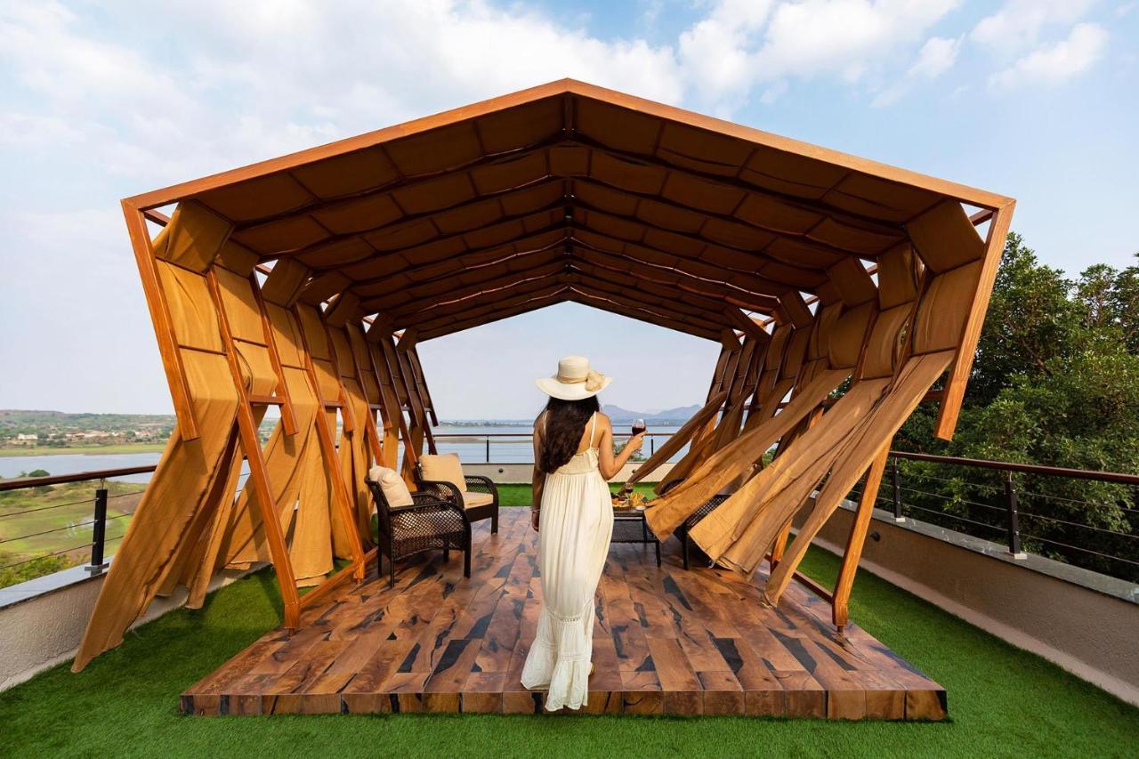 Pearl Lakeview Mansion By Stayvista - Lakeside Villa With Infinity Pool, Jacuzzi, In-House Theatre & Games Room イガットプリ エクステリア 写真
