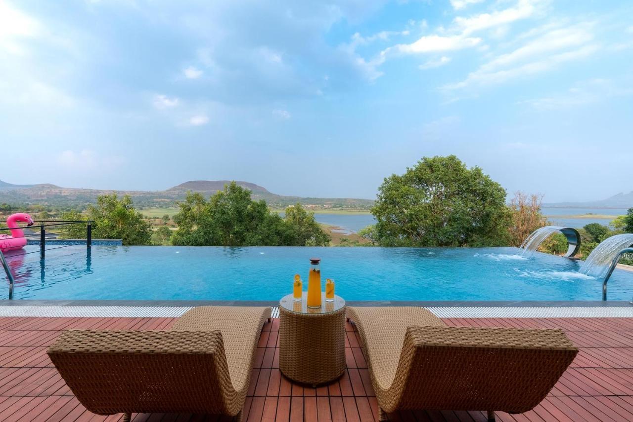 Pearl Lakeview Mansion By Stayvista - Lakeside Villa With Infinity Pool, Jacuzzi, In-House Theatre & Games Room イガットプリ エクステリア 写真