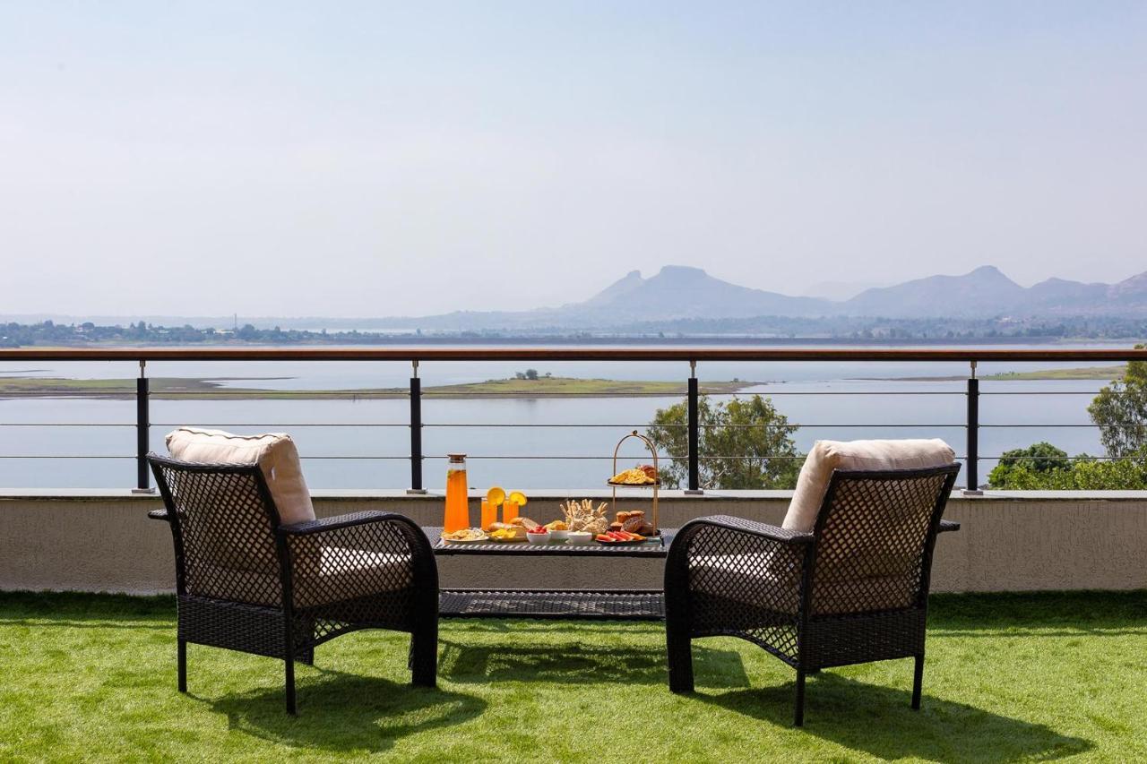 Pearl Lakeview Mansion By Stayvista - Lakeside Villa With Infinity Pool, Jacuzzi, In-House Theatre & Games Room イガットプリ エクステリア 写真