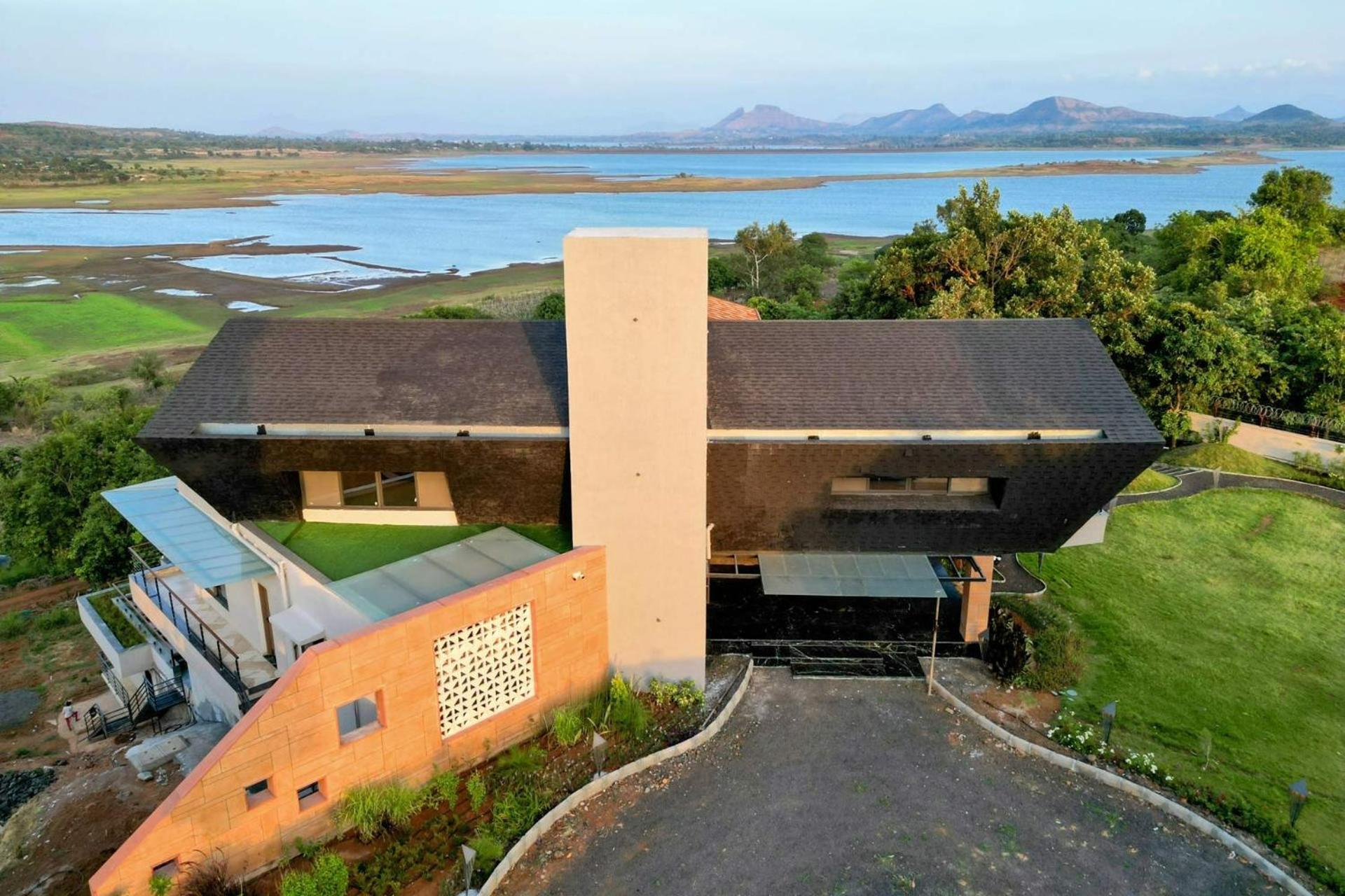 Pearl Lakeview Mansion By Stayvista - Lakeside Villa With Infinity Pool, Jacuzzi, In-House Theatre & Games Room イガットプリ エクステリア 写真