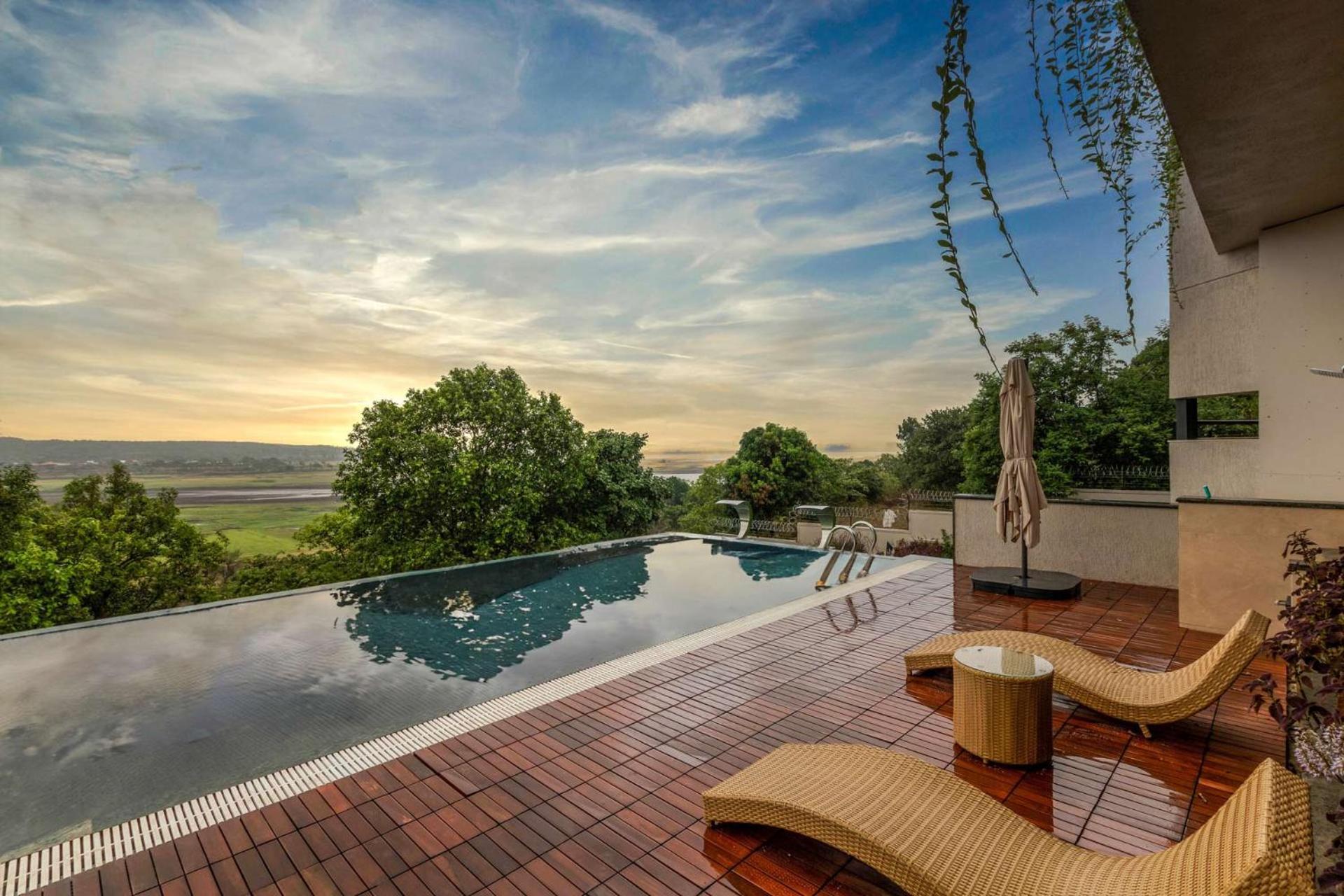 Pearl Lakeview Mansion By Stayvista - Lakeside Villa With Infinity Pool, Jacuzzi, In-House Theatre & Games Room イガットプリ エクステリア 写真