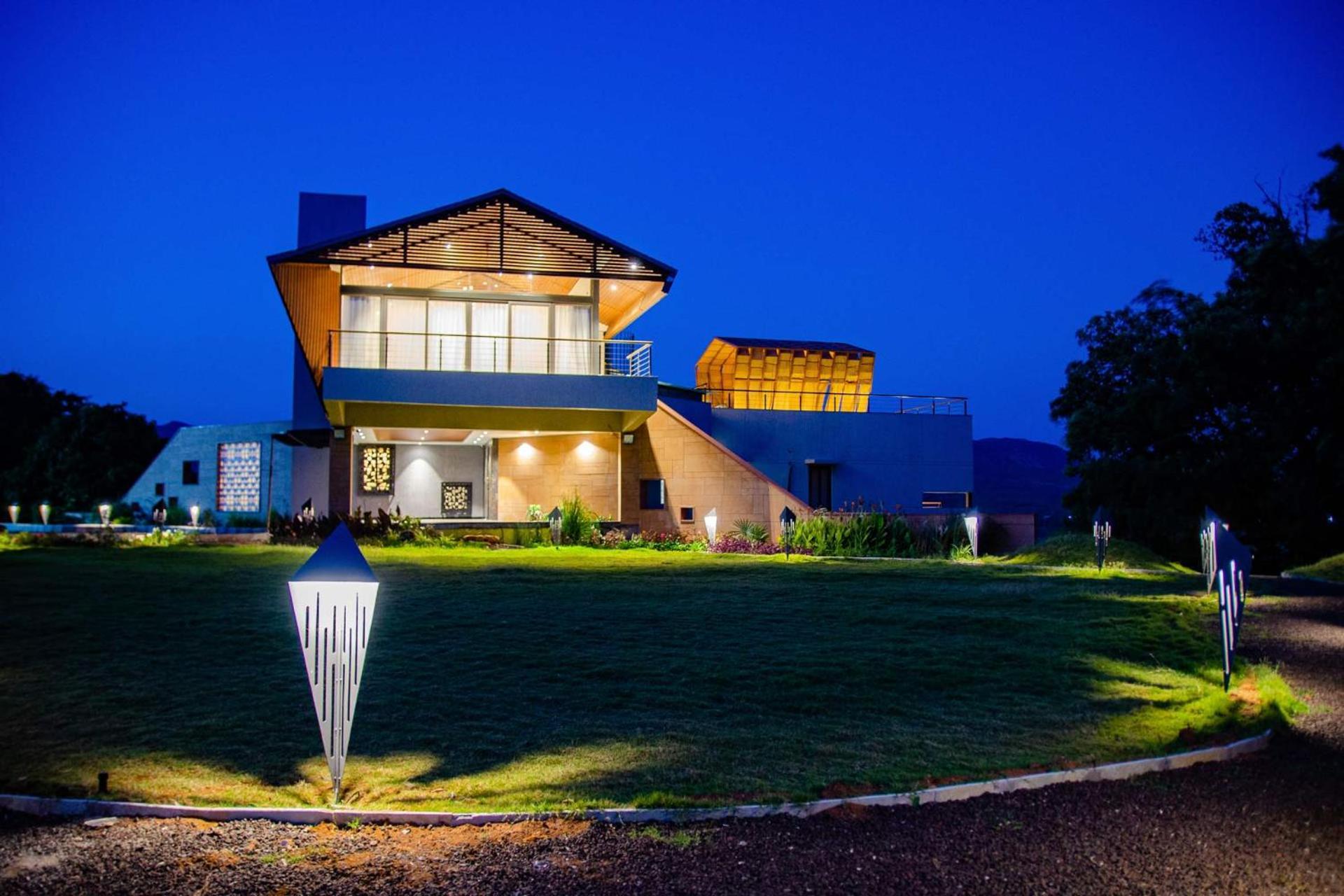 Pearl Lakeview Mansion By Stayvista - Lakeside Villa With Infinity Pool, Jacuzzi, In-House Theatre & Games Room イガットプリ エクステリア 写真