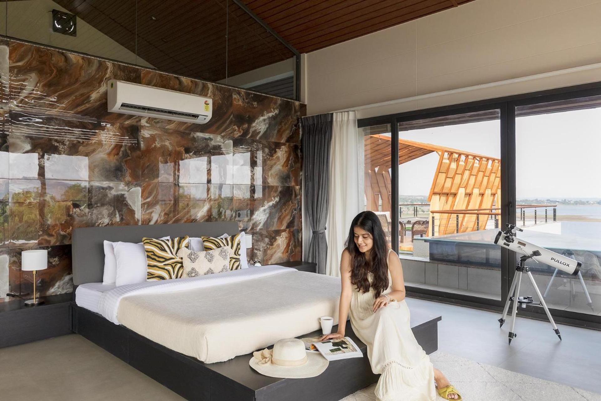 Pearl Lakeview Mansion By Stayvista - Lakeside Villa With Infinity Pool, Jacuzzi, In-House Theatre & Games Room イガットプリ エクステリア 写真