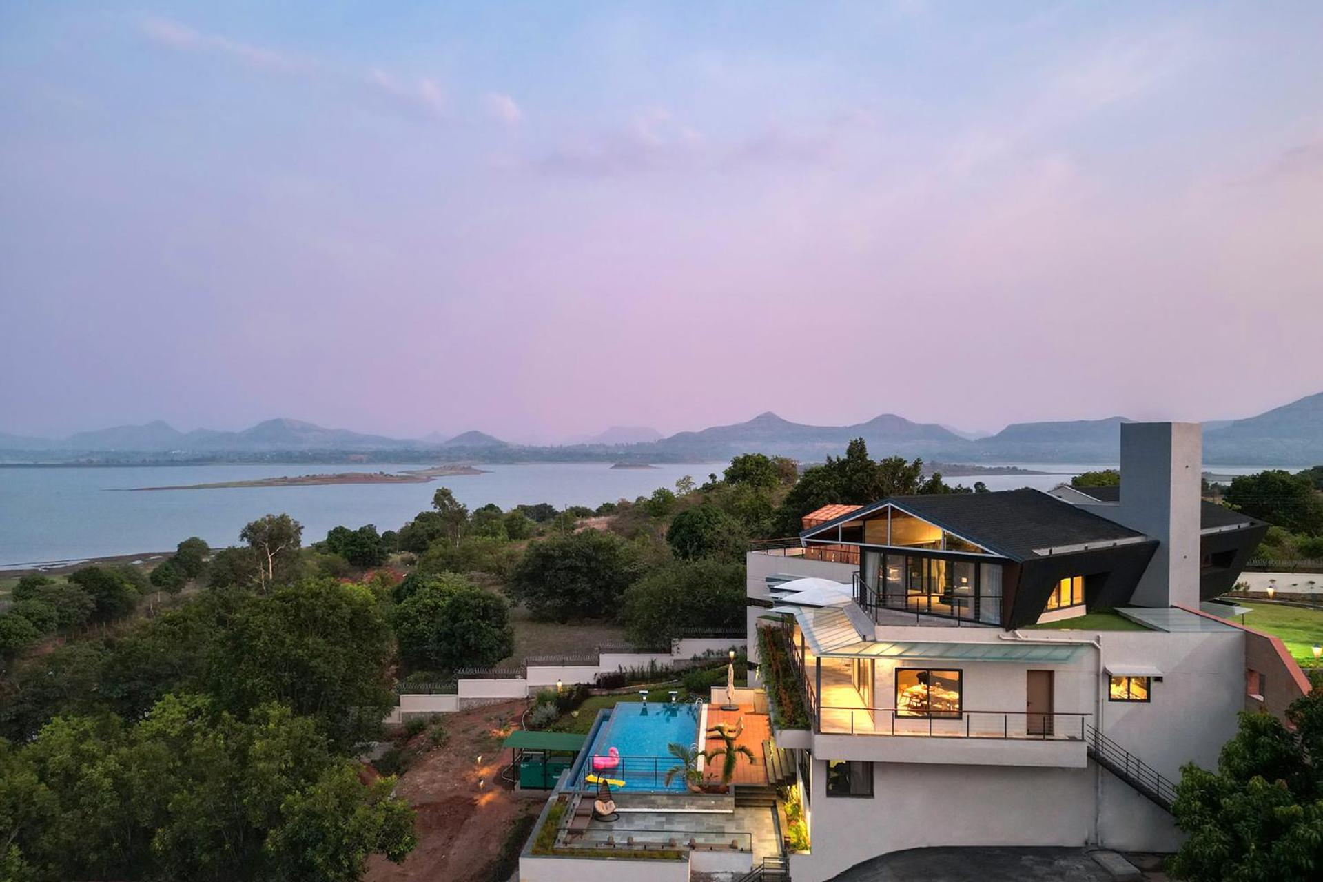 Pearl Lakeview Mansion By Stayvista - Lakeside Villa With Infinity Pool, Jacuzzi, In-House Theatre & Games Room イガットプリ エクステリア 写真