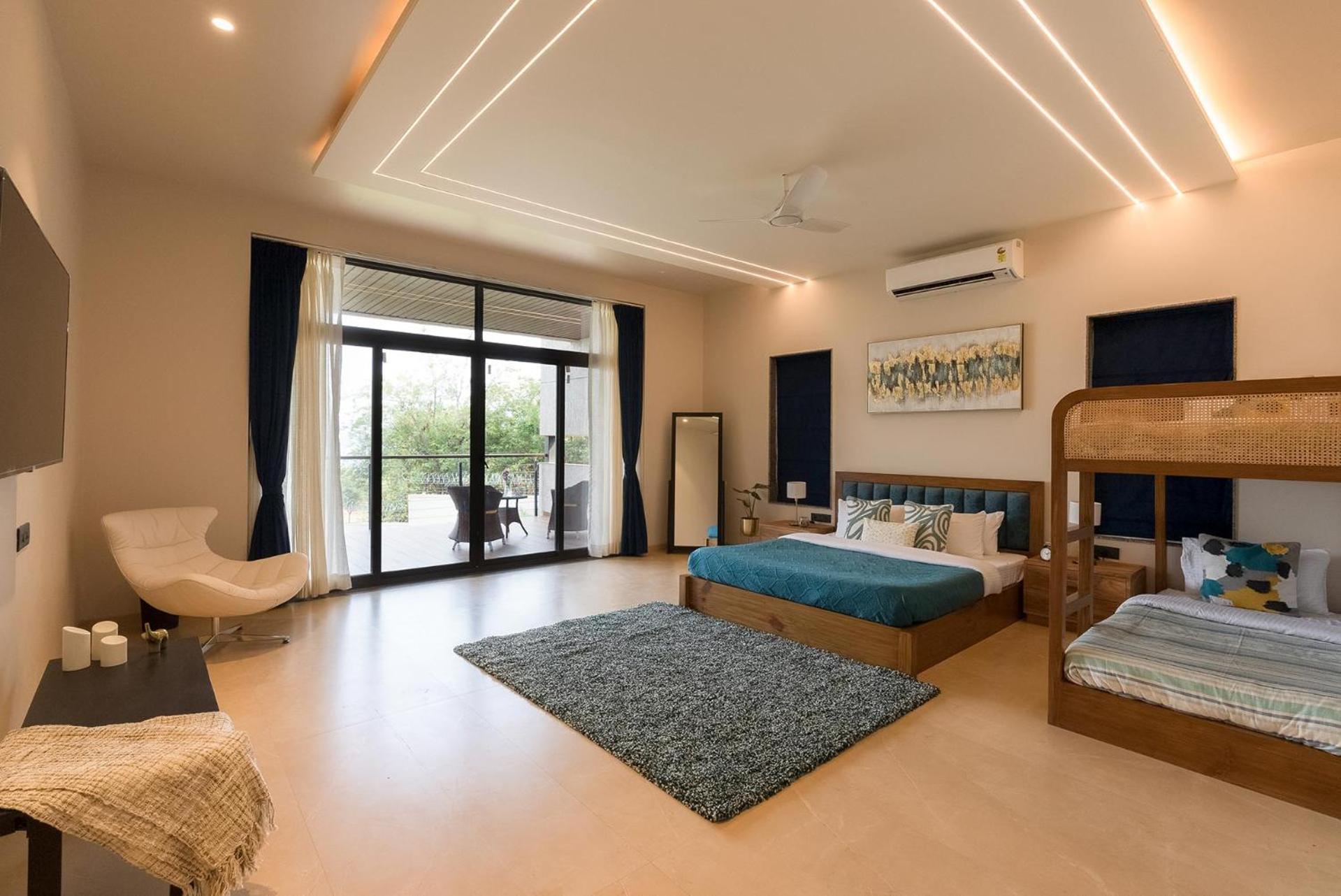 Pearl Lakeview Mansion By Stayvista - Lakeside Villa With Infinity Pool, Jacuzzi, In-House Theatre & Games Room イガットプリ エクステリア 写真