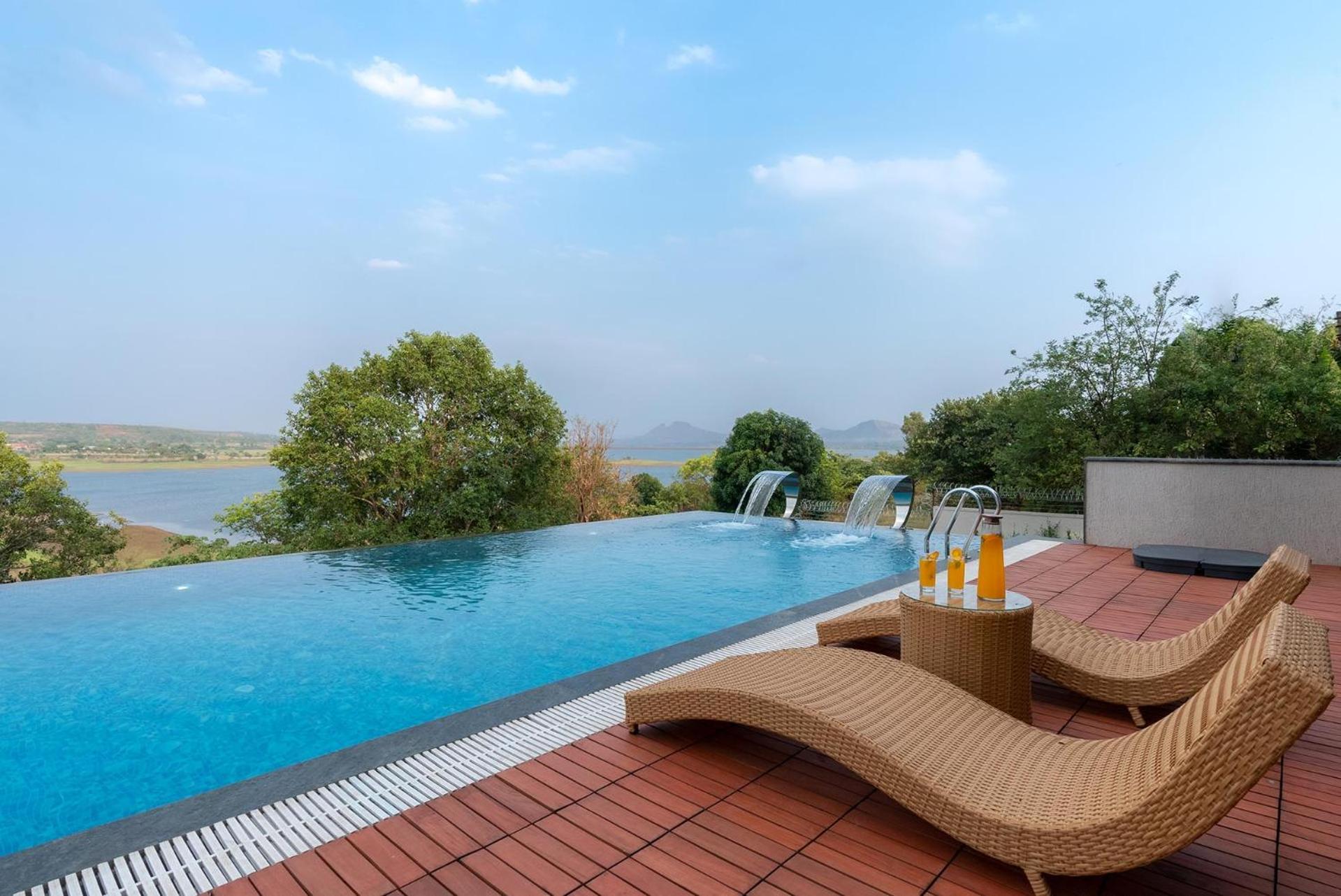Pearl Lakeview Mansion By Stayvista - Lakeside Villa With Infinity Pool, Jacuzzi, In-House Theatre & Games Room イガットプリ エクステリア 写真