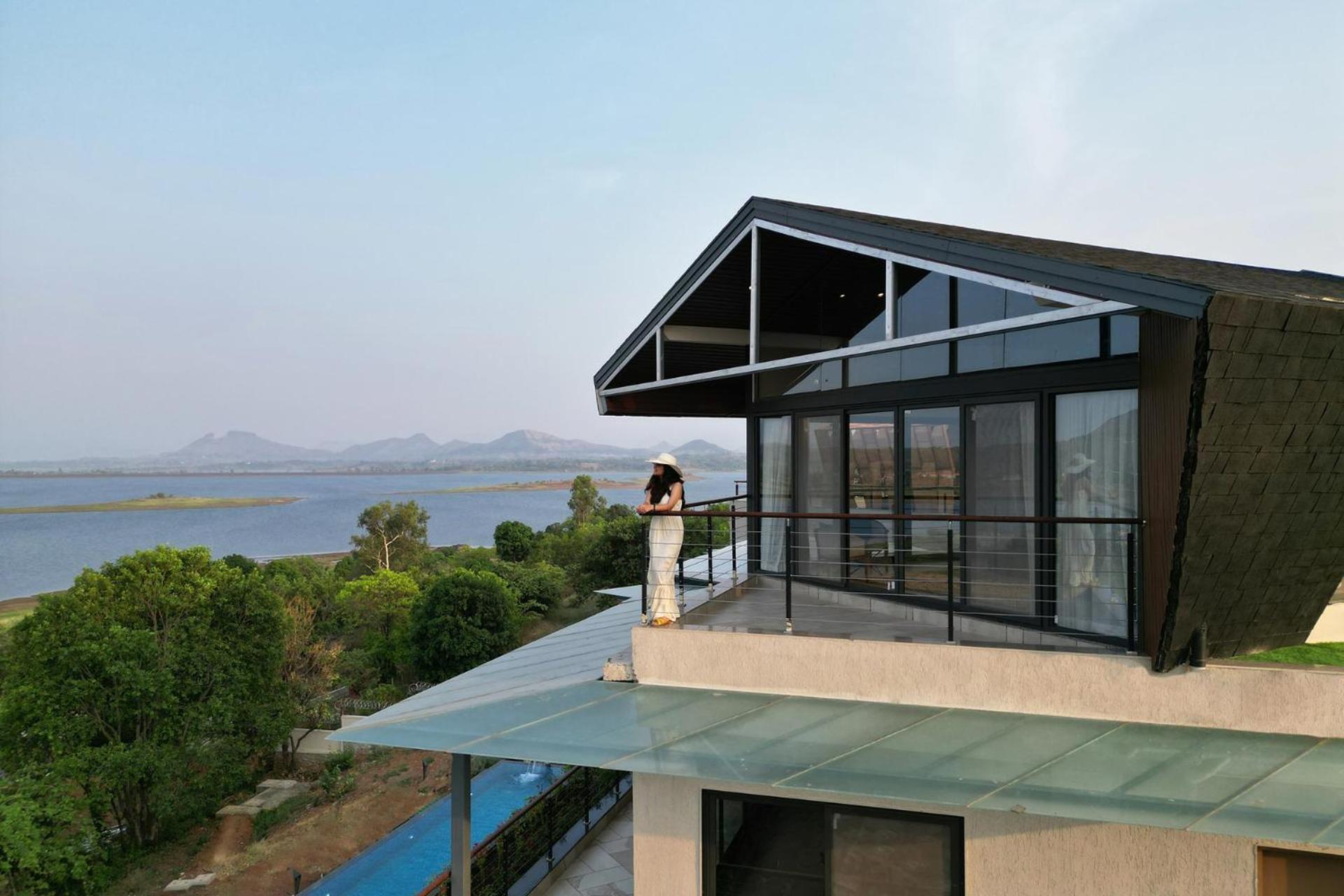 Pearl Lakeview Mansion By Stayvista - Lakeside Villa With Infinity Pool, Jacuzzi, In-House Theatre & Games Room イガットプリ エクステリア 写真