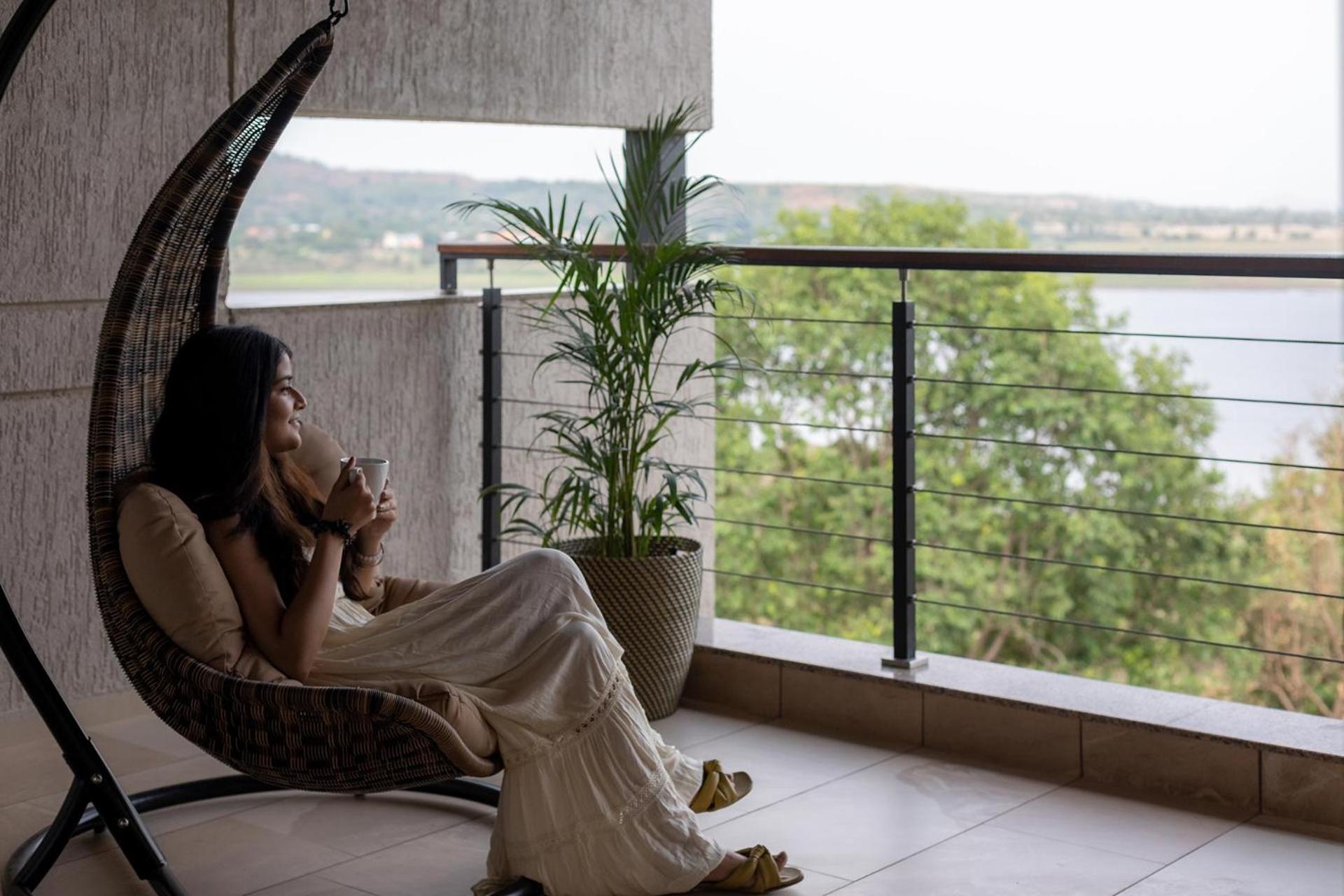 Pearl Lakeview Mansion By Stayvista - Lakeside Villa With Infinity Pool, Jacuzzi, In-House Theatre & Games Room イガットプリ エクステリア 写真