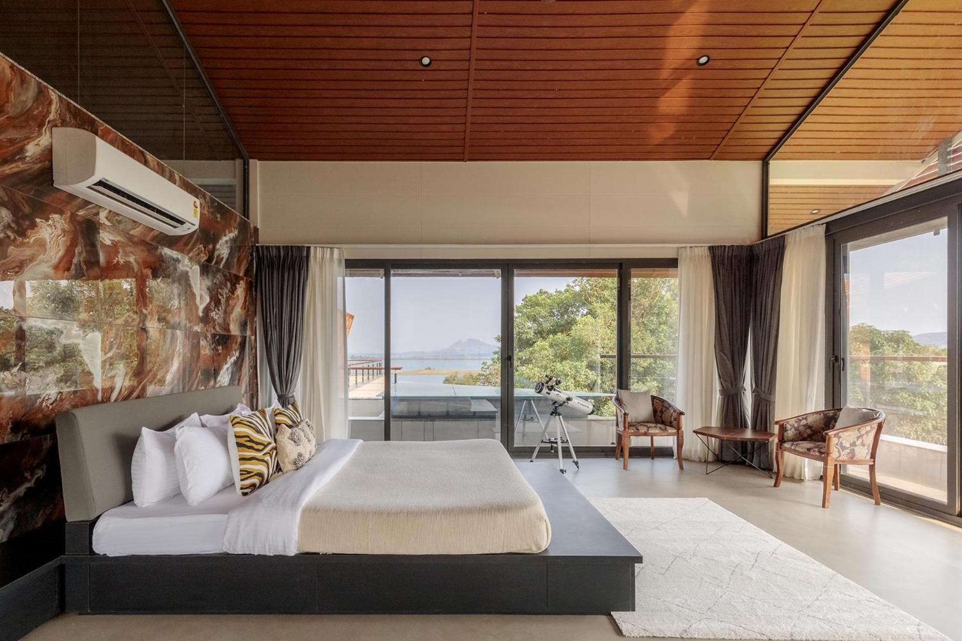 Pearl Lakeview Mansion By Stayvista - Lakeside Villa With Infinity Pool, Jacuzzi, In-House Theatre & Games Room イガットプリ エクステリア 写真