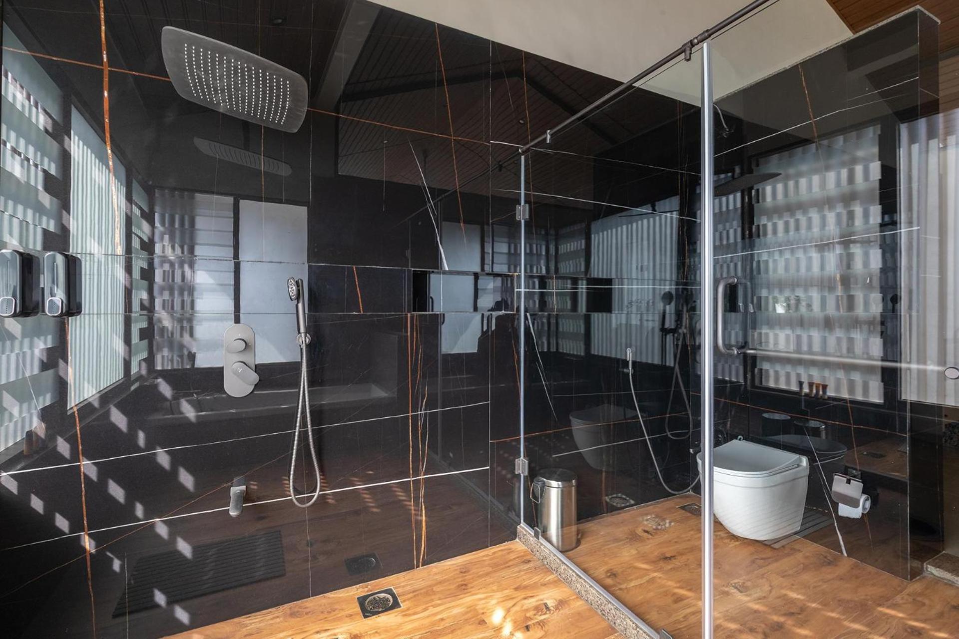 Pearl Lakeview Mansion By Stayvista - Lakeside Villa With Infinity Pool, Jacuzzi, In-House Theatre & Games Room イガットプリ エクステリア 写真